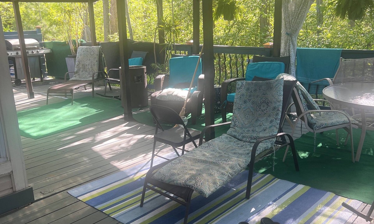Wayne House | 1/2 hour walk to 500 track, huge outdoor space