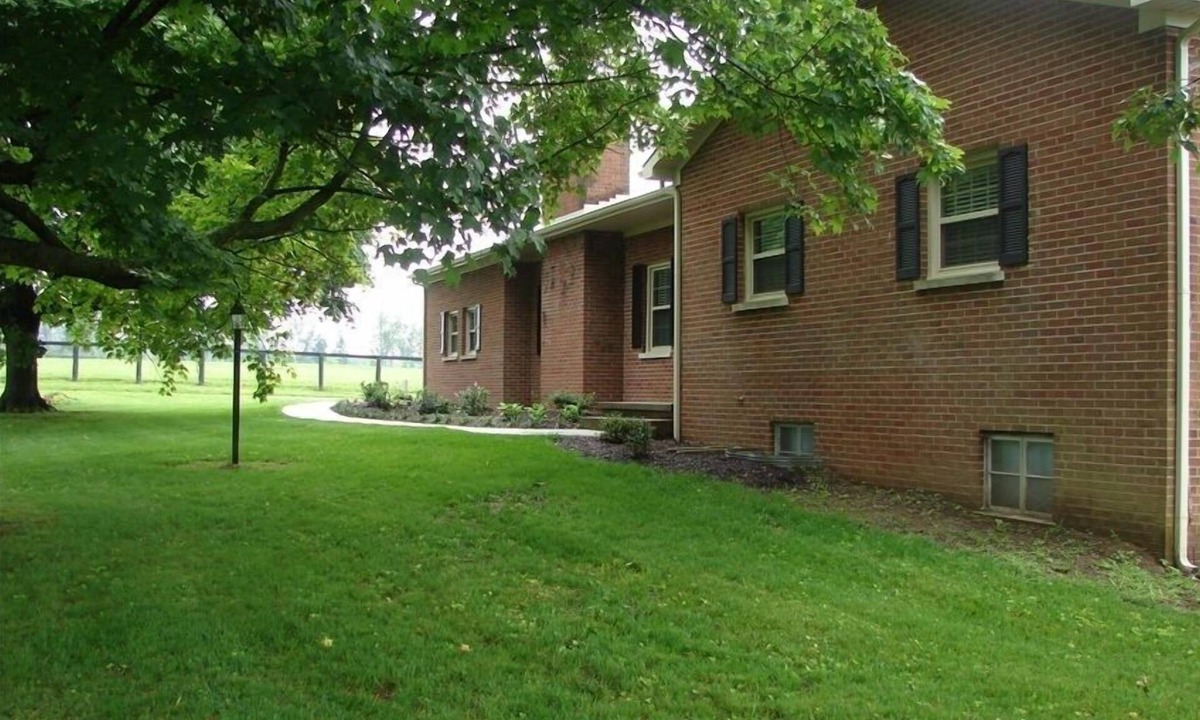 Lexington House | 1.4 Miles from the ~ KY ~ Horse Park Premise ID 12268400-3