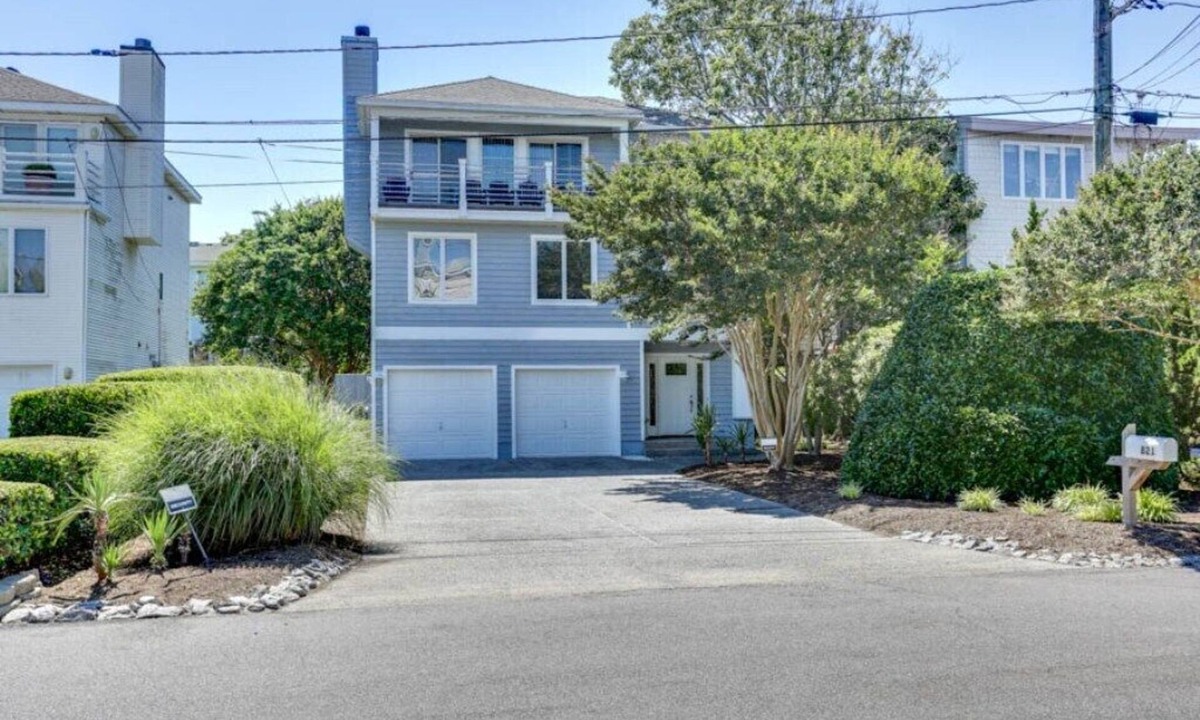 Croatan Beach House | 1 BLOCK TO BEACH, Delightful & Spacious, 3 BR/3.5BA Virginia Beach Vacation