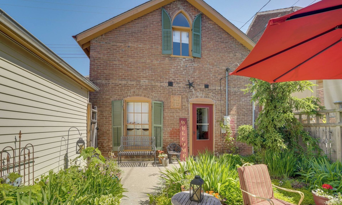 Madison Apartment | 1 Block to Main St: 'Second Street Carriage House'