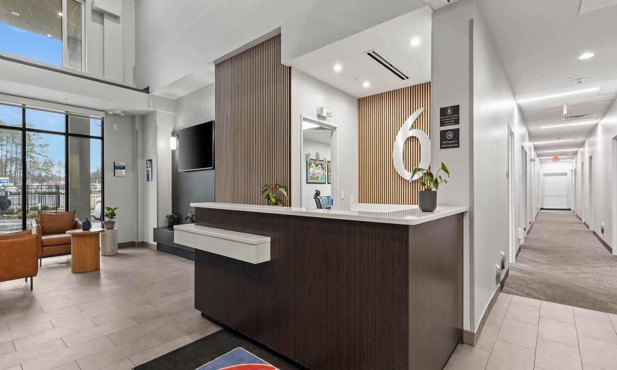 Sandston Apartment | 1 King Bed|Mobil Acc RI Shwr NS Kitchen
