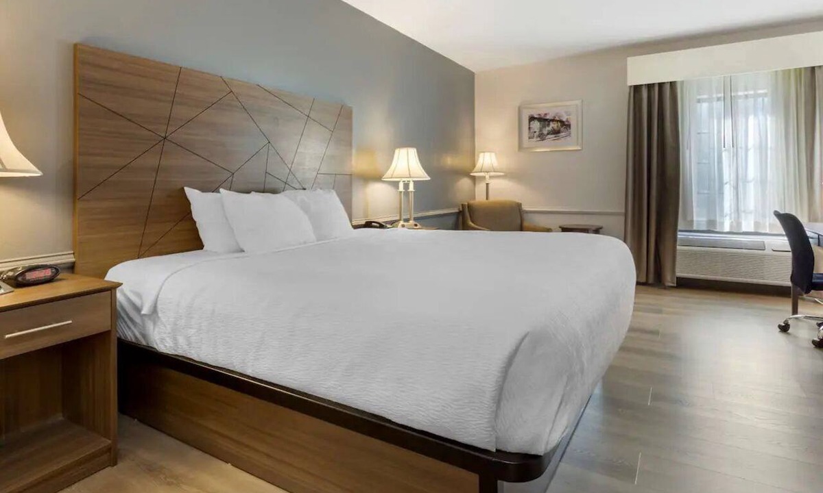 South Hill Hotel | 1 King Bed near Train Museum (1.6 mi) | Free Self-Parking & Breakfast Buffet