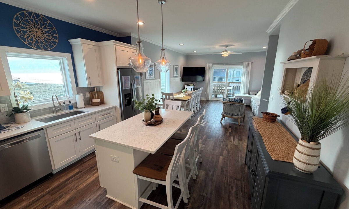 Sneads Ferry House | 1-Min to Beach - Pool - Hot Tub - Sleeps & Dines 14 - 3 Kings - 2 Living Areas