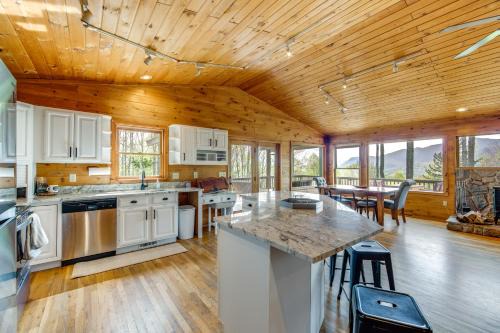 Balsam House | 10 Mi to Waynesville: Cabin w/Hot Tub & Mtn Views