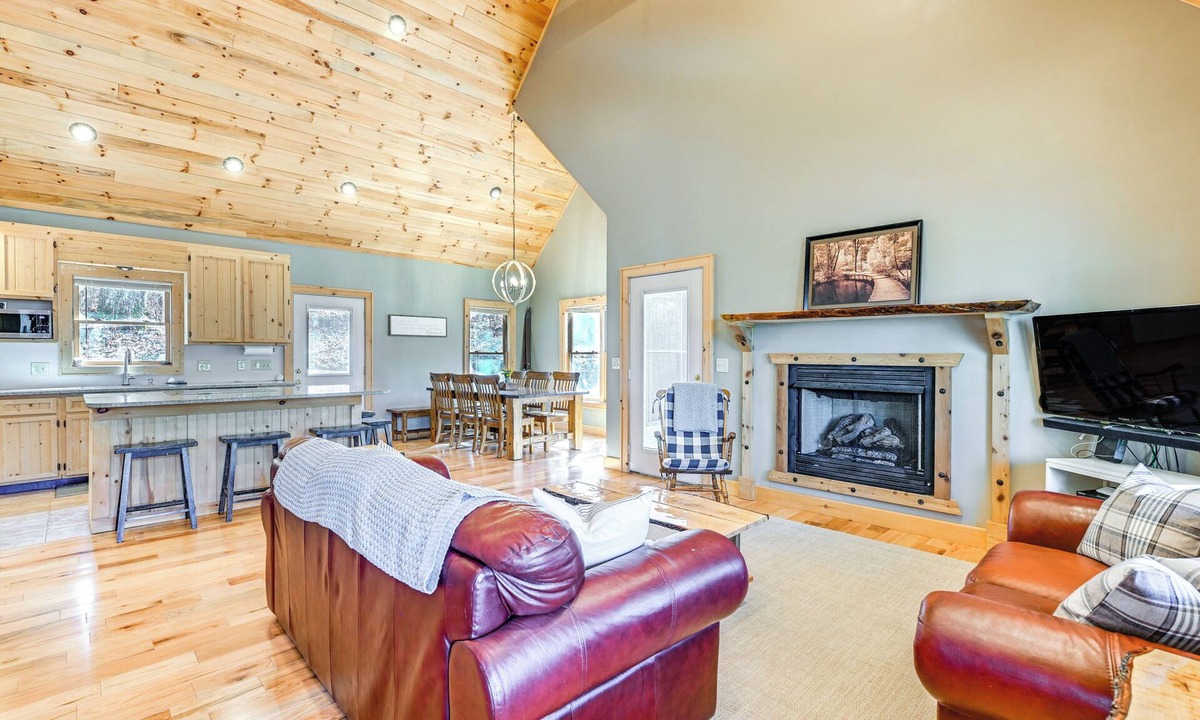 Cullowhee Cabin | 13 Mi to Cashiers! Family Cabin w/Wraparound Deck