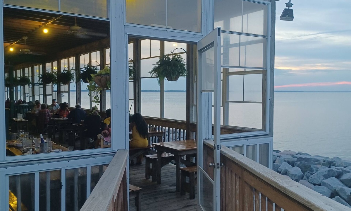 Buckroe Beach House | 1300sqft, 3 blcks frm Buckroe Beach, dog friendly, 6mi coliseum/conventioncenter