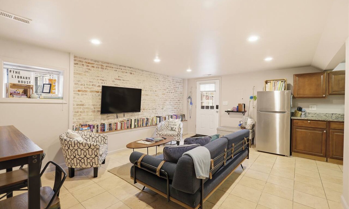 Columbia Heights Apartment | 13th St Library House - Walkscore 91!