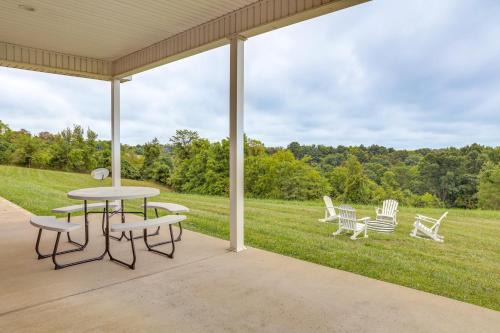 Rutland House | 14 Mi to Ark Encounter: Rural Corinth Escape!