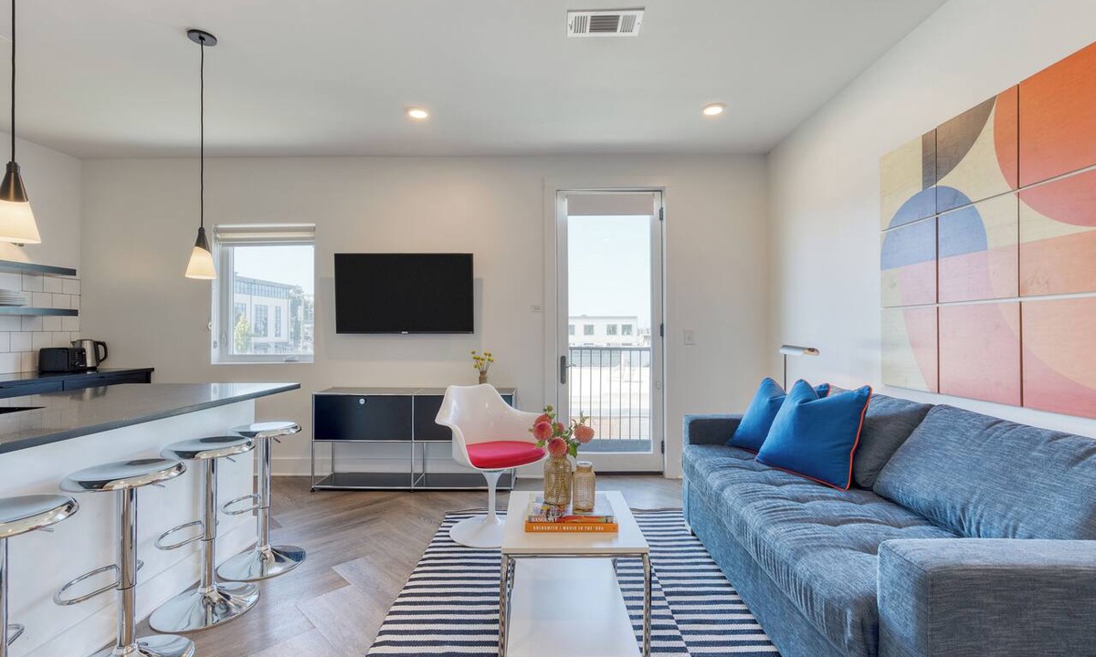 Historic Edgefield Hotel | 1BR Mural Suite + Full Kitchen | Mins to Five Points + Broadway | The Carter