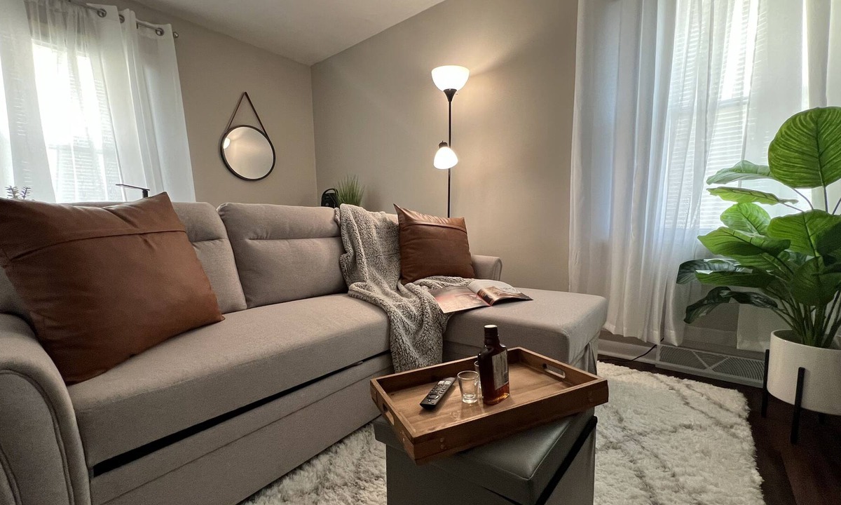 Owensboro Apartment | *1QUEEN BED/1 Bath DUPLEX APT! Full Kitchen, Pet Friendly!