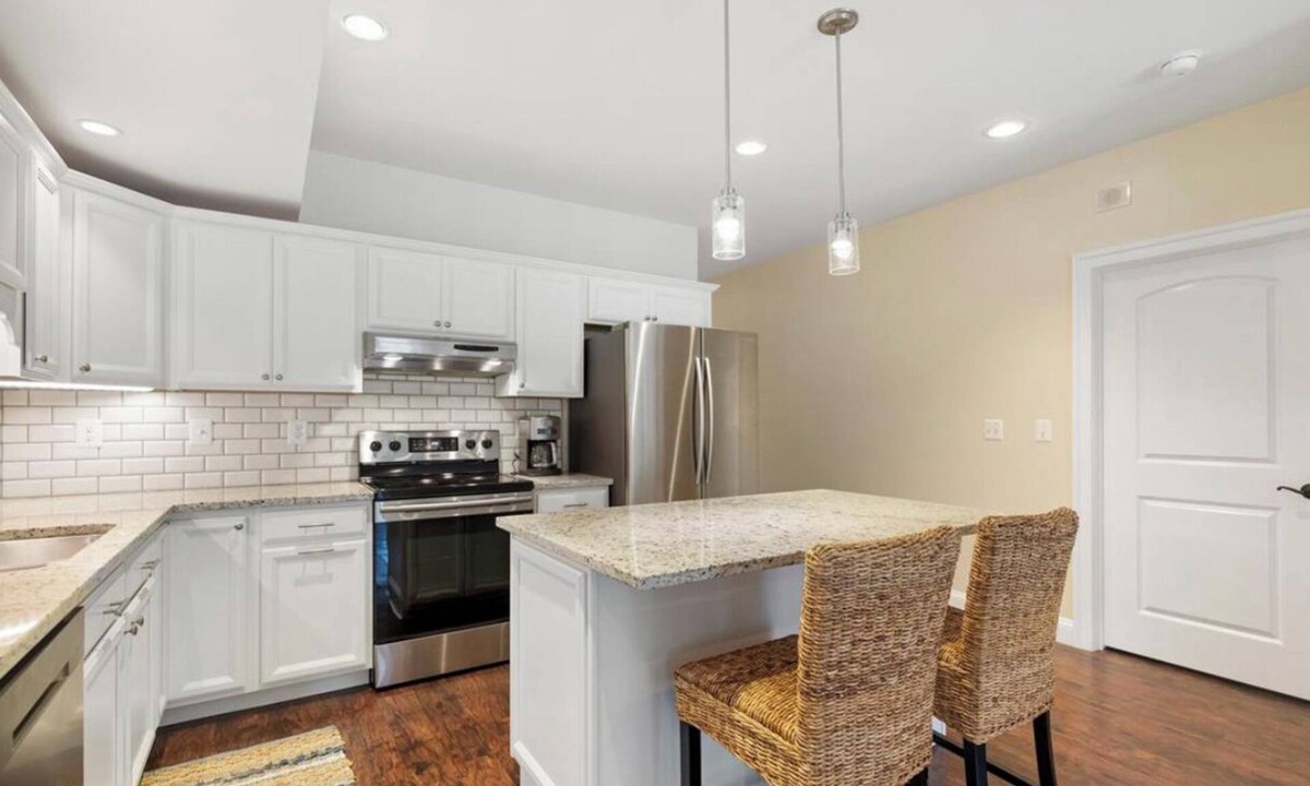 Cedar Mountain Apartment | 2/2 bath large private apartment , eat in kitchen living room, gym & laundry