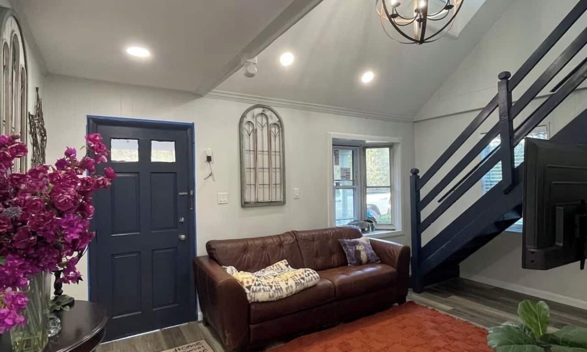 Brandywine Apartment | 2 bedroom 1 bath Farmhouse Apartment Near DC- Full Kitchen, Laundry, Gym & Sauna