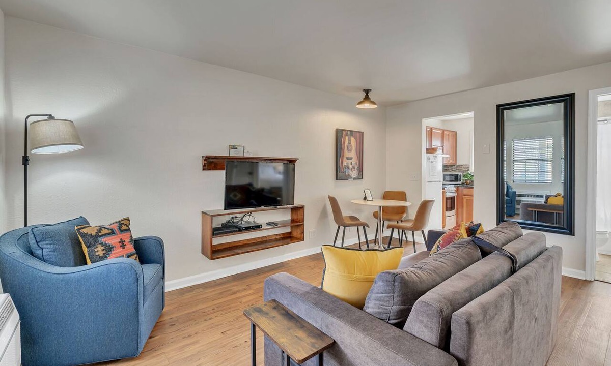 West End Apartment | 2 Bedroom 1 Bathroom 1 mile from Broadway!