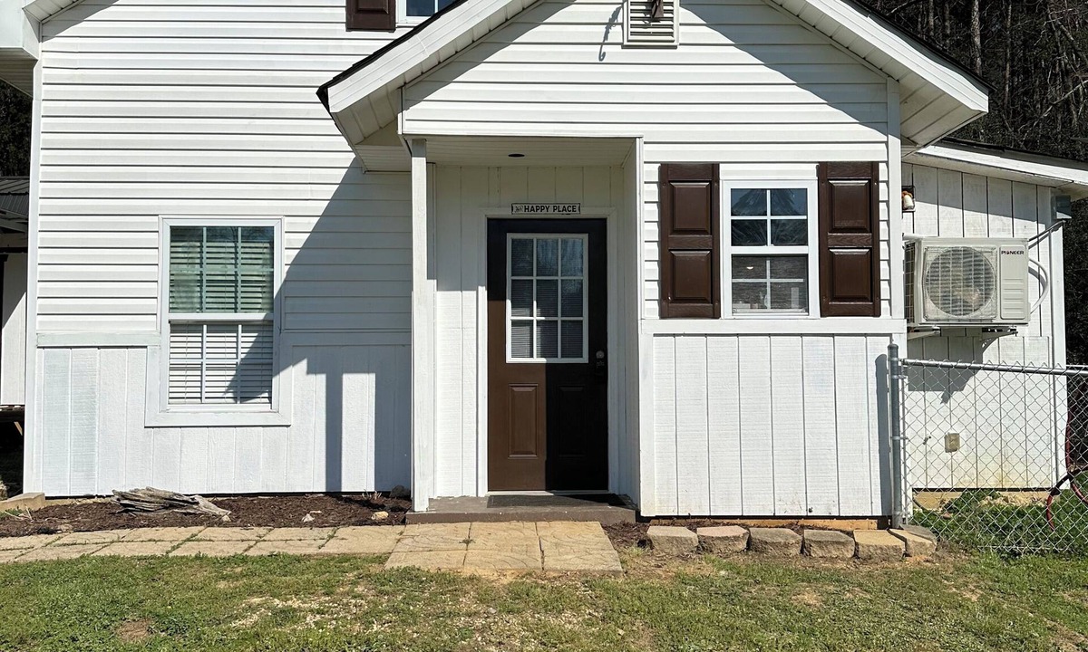 Calhoun Cottage | 2-bedroom cottage only half mile from interstate 75 in Calhoun. Dog friendly.