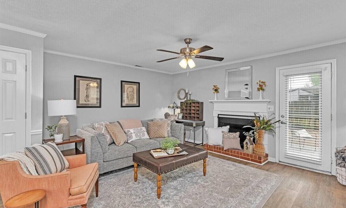 Augusta Apartment | 2-bedroom home with 2.5 bathrooms and fully fenced backyard. The sleeping arrangements are 1 king bed and 1 queen bed.