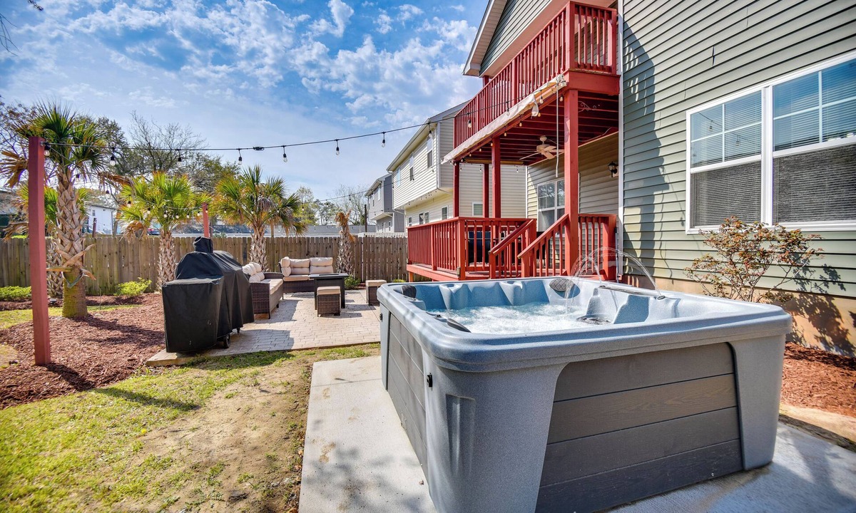 East Ocean View House | 2 Blks to Beach! Family Home w/Hot Tub in Norfolk