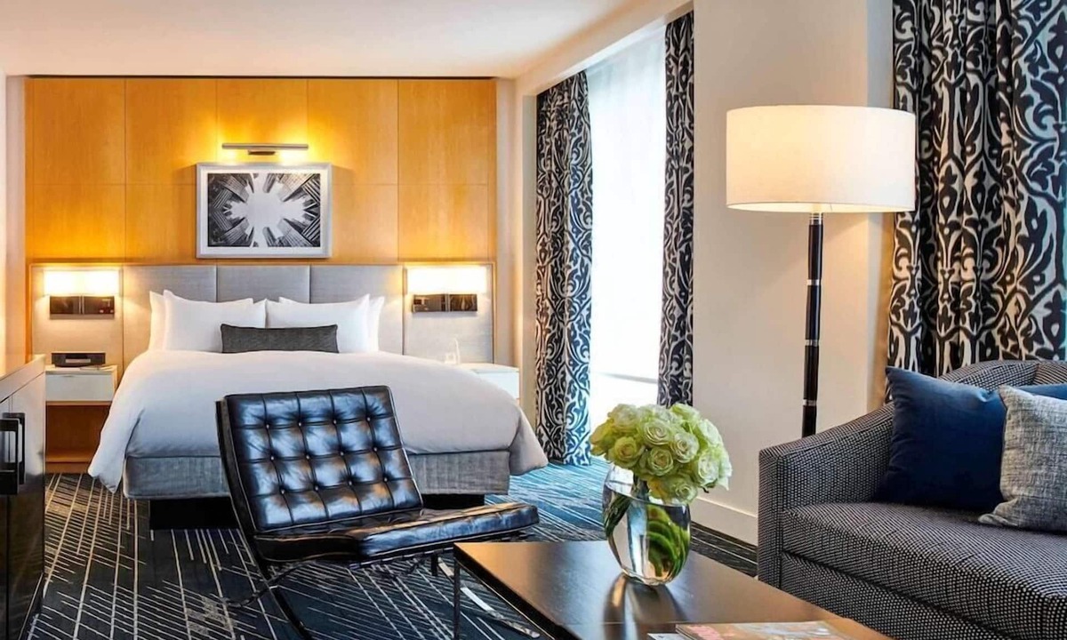 Rush and Division Hotel | 2 Connecting Suites at a 4.5⭐️ Hotel