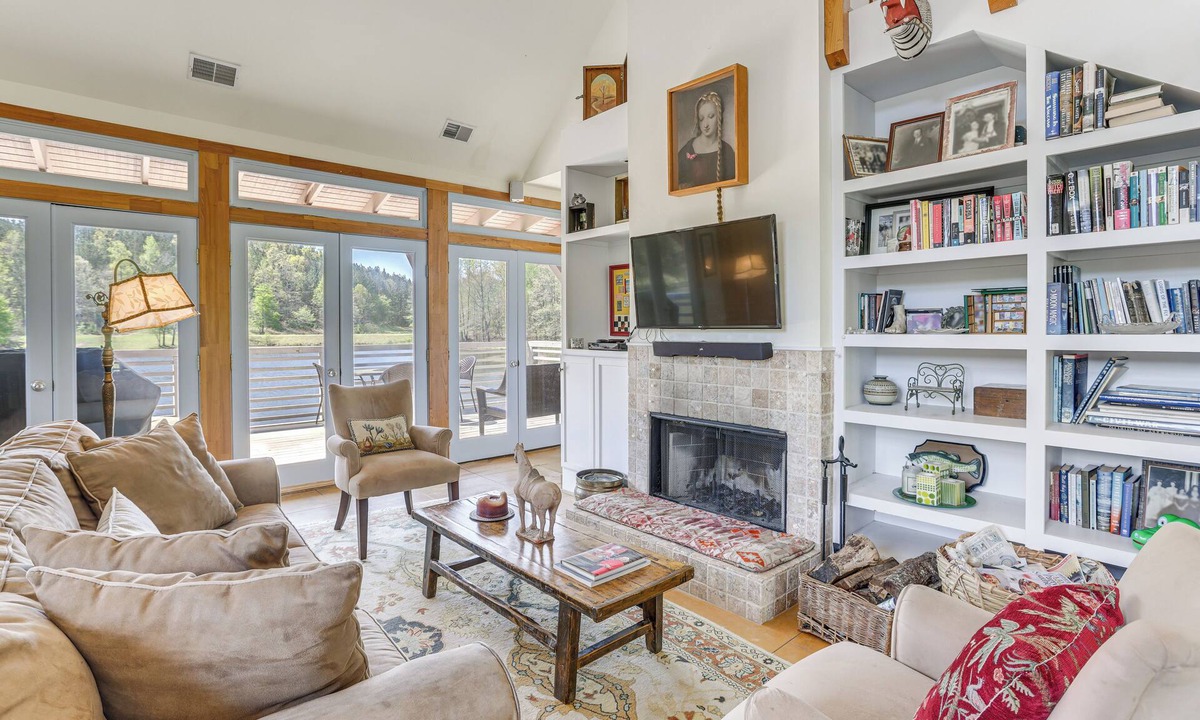Argo House | 2 Docks + Paddleboard: Lakefront Alabama Retreat!