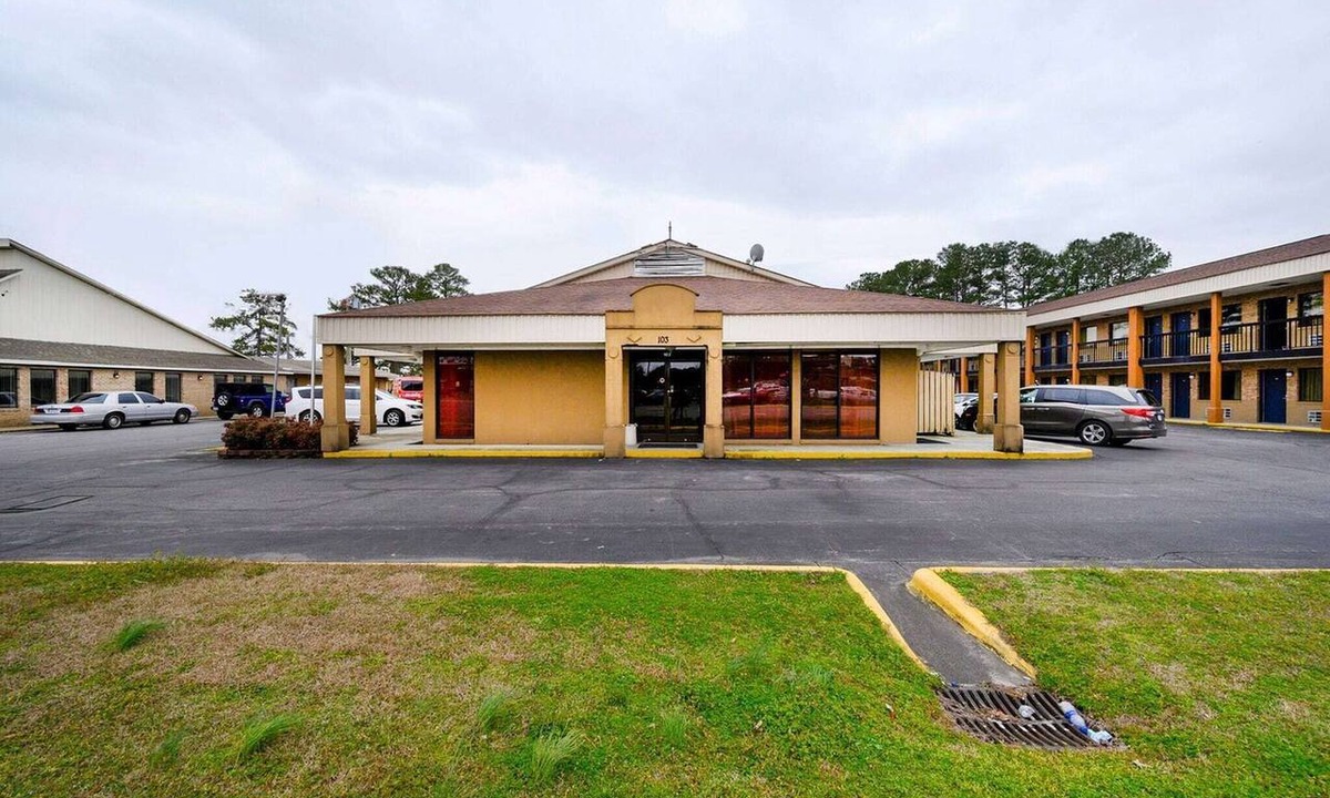 Williamston Apartment | 2 Full Bed|Smoking|Williamston
