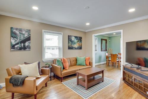 Northeast House | 2 Mi to The Fields At RFK Campus: DC Getaway