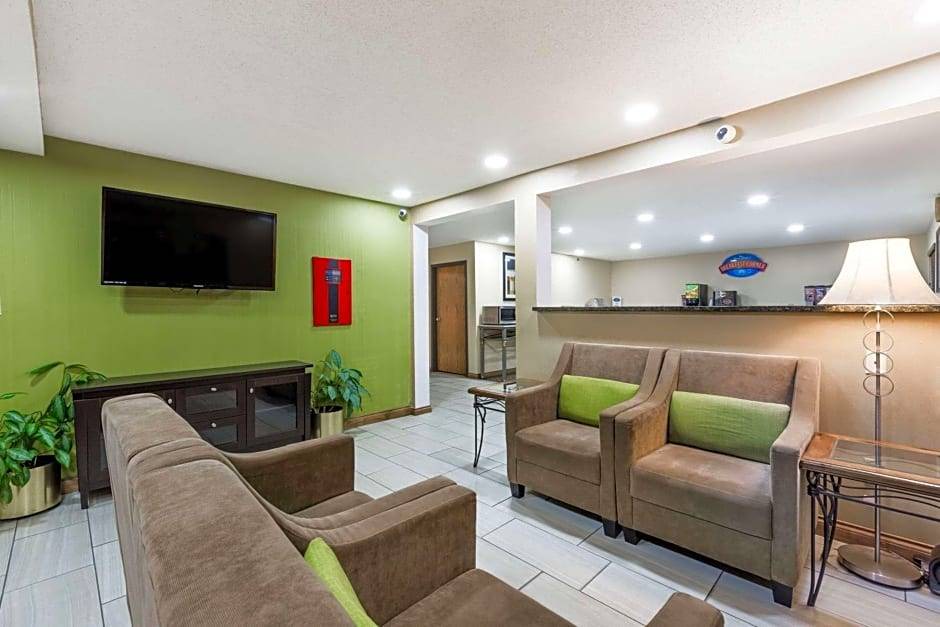 Hillview Hotel | 2-Star Hotel ∙ Baymont by Wyndham Louisville South I 65