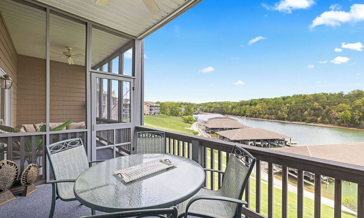 Huddleston Condo | 2 Suites! Lake Front Resort w/Pickleball + Pool
