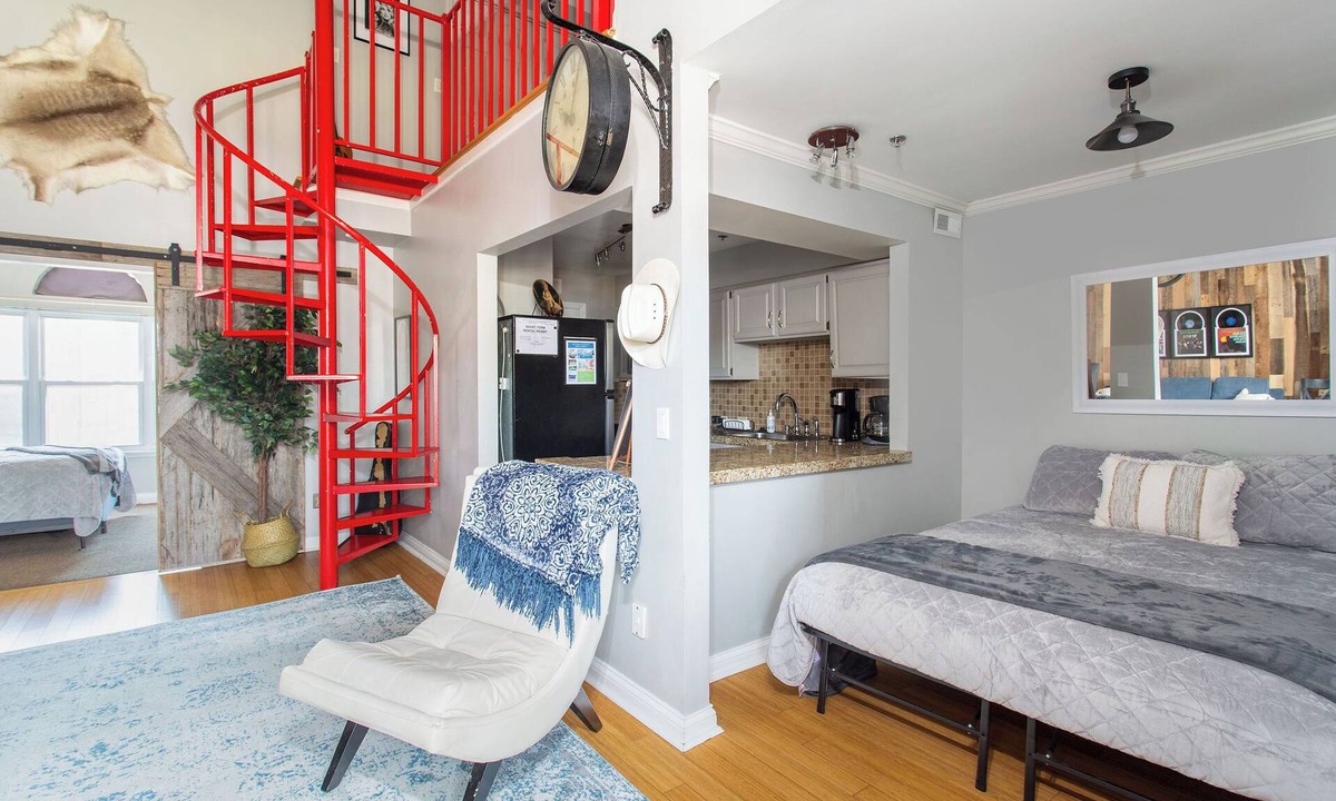 Rolling Mill Hill Condo | 2 Units! Walk 2 Bars! Park Free x 4 cars!