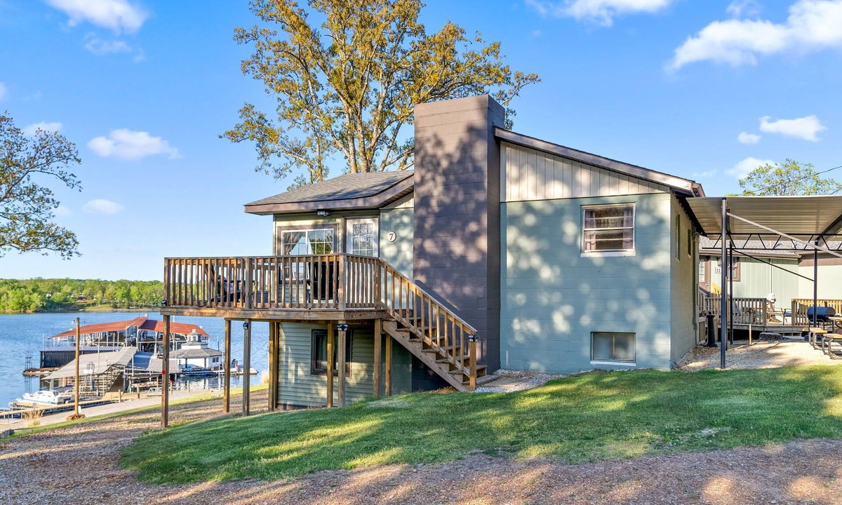 Buchanan Cabin | 2BR Kentucky Lakefront: Private Boat Ramp, Boat Slip & Sunrise!