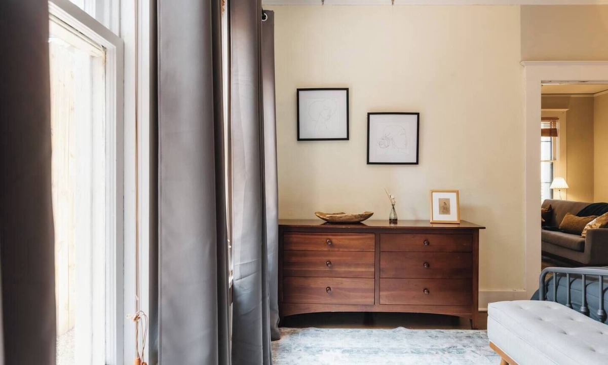 West Campus House | 2BR Spacious Historic Victorian Townhouse Walk to UT Free Parking❤️