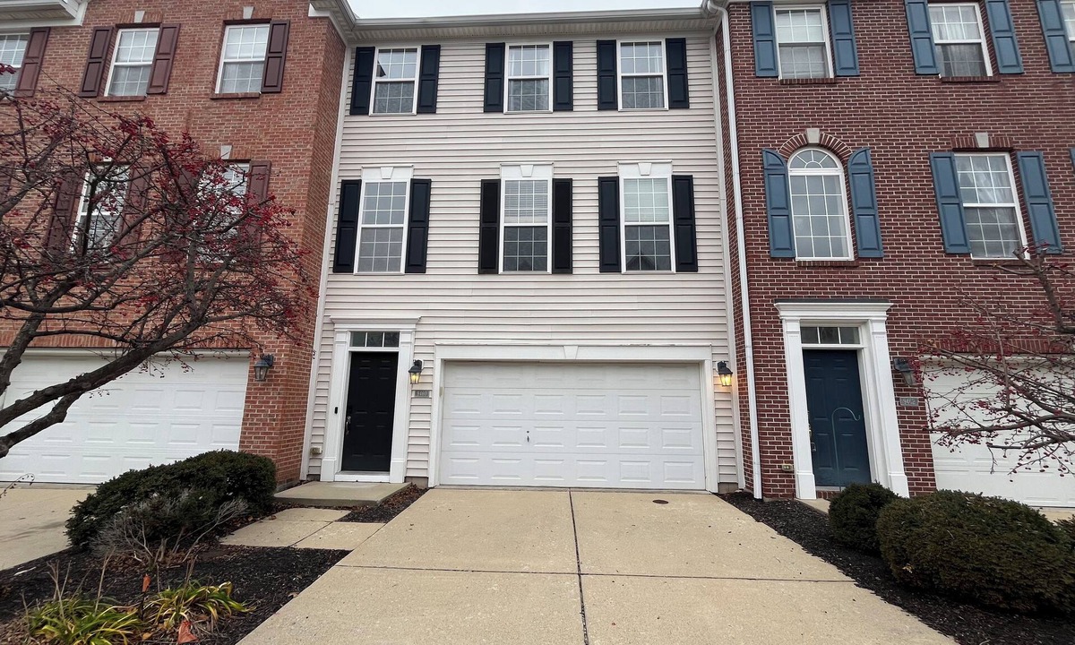 Indianapolis House | 3 bed 2.5 bath townhome - TONS of natural light - in north Indianapolis