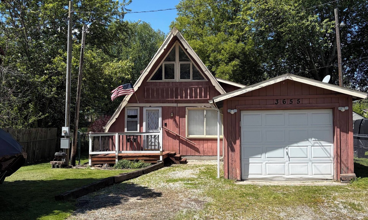 Pierceton House | 3 bedroom 2 bath renovated A frame on channel to Kuhn lake and the Barbee Chain