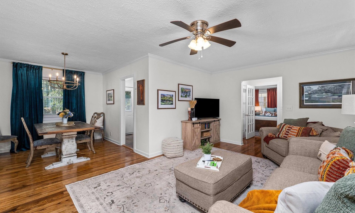 Augusta House | 3 bedroom 2 bathroom home with fenced yard that allows pets. The sleeping arrangements are 3 queen beds.