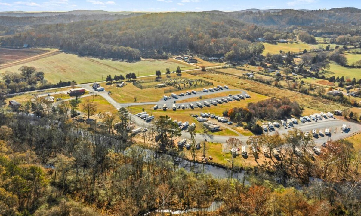 Cave Spring Cabin | 3-bedroom Bird's Nest Lodge in pleasant Cave Spring with AC and charm
