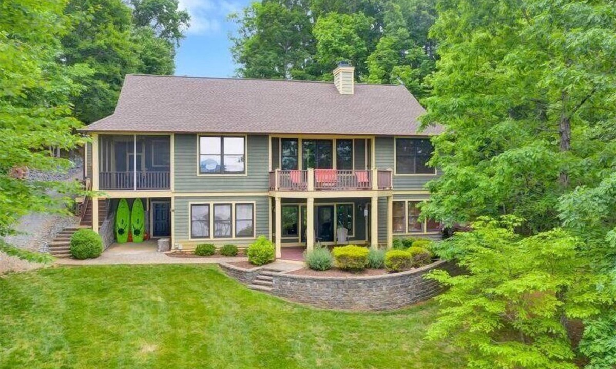 Moneta House | 3 Bedrooms, 1 Flex Room, 3 Bathrooms! Walk-in Water! Wifi! Ping Pong! Come Visit "Best Kept Secre