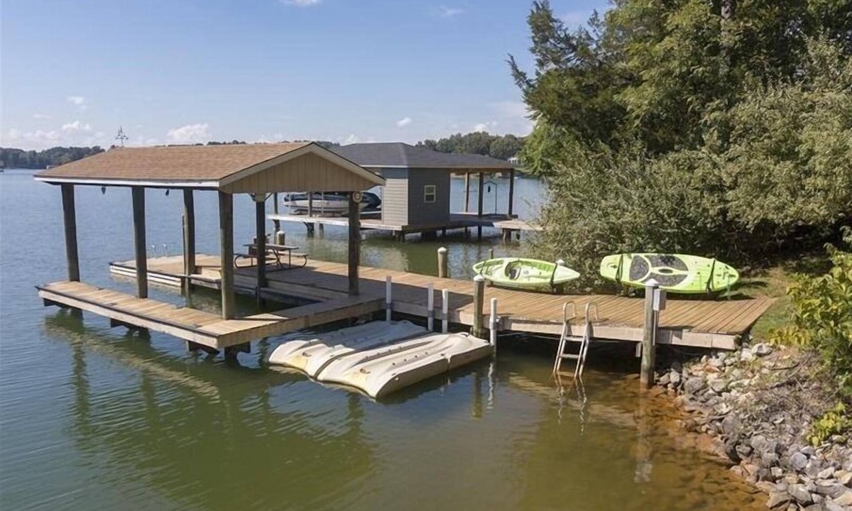 Moneta House | 3 Bedrooms, 1 Flex Room, 3 Bathrooms! Pet Friendly, Wifi, Hot Tub & More! Come Visit "Bob Inn Cove"