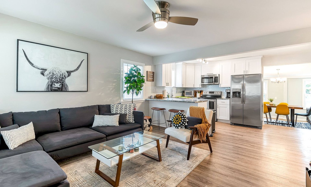 Bayview House | 3 BR Beach Bungalow Minutes to the Beach! Dogs Allowed! 30 + days