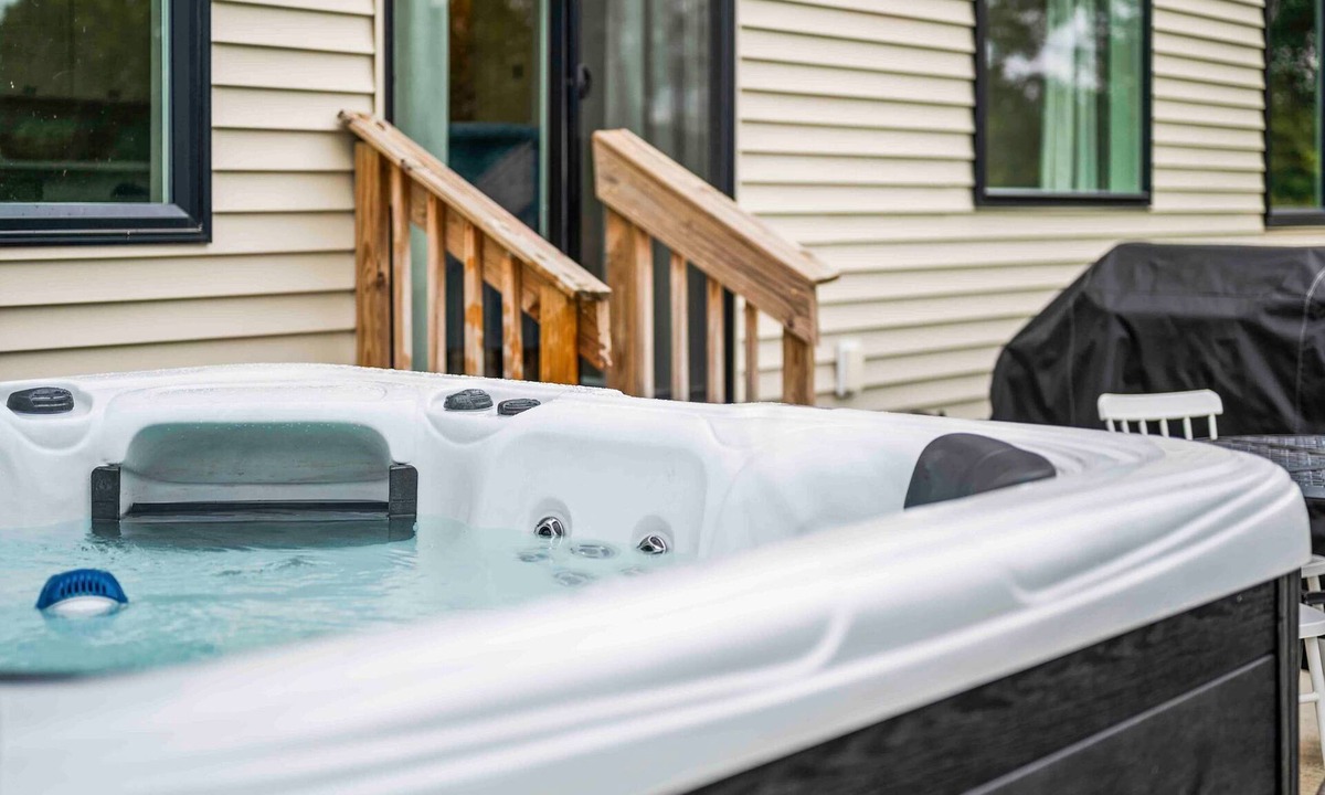 Dry Ridge House | 3 Homes, 3 Hot Tubs, 10BR Near Ark. Sleeps 32!