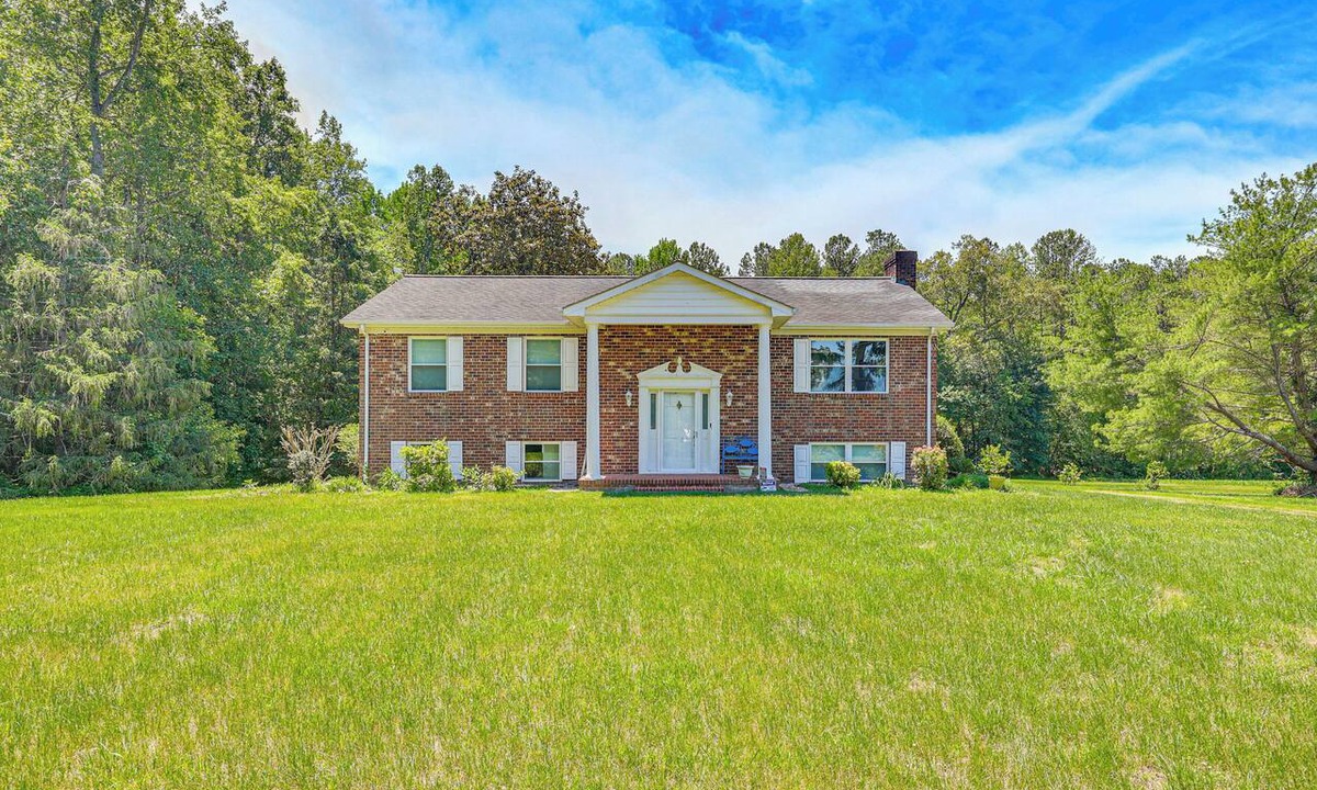 Warsaw House | 3 Mi to Dtwn: Spacious Warsaw Retreat w/Huge Yard