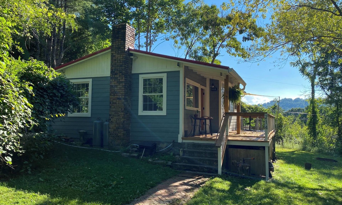 Asheville Cabin | 3 Miles to Asheville! Sunfilled Cabin with Wi/Fi