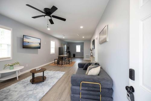 Burlington House | 3 Min to Downtown - 10 Min to Elon - Smart TVs