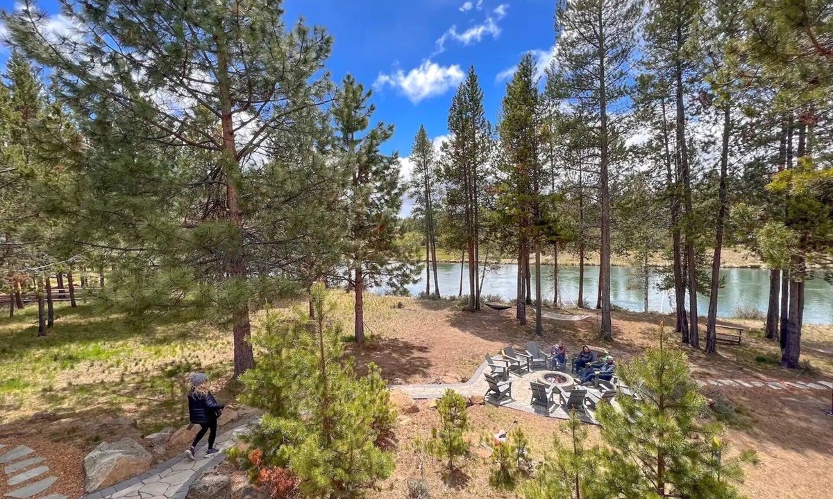 Oregon Water Wonderland House | 3 Private Riverfront Acres. Sleeps 30. Dock/Hot Tub/Pool Table/Disc Golf