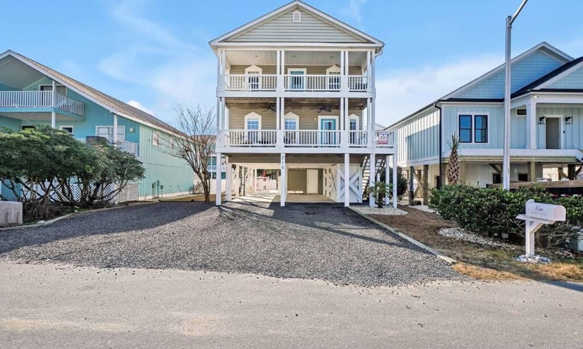 Holden Beach House | 3BR Castle in the Sand, Holden Beach; sleeps 8, family-friendly
