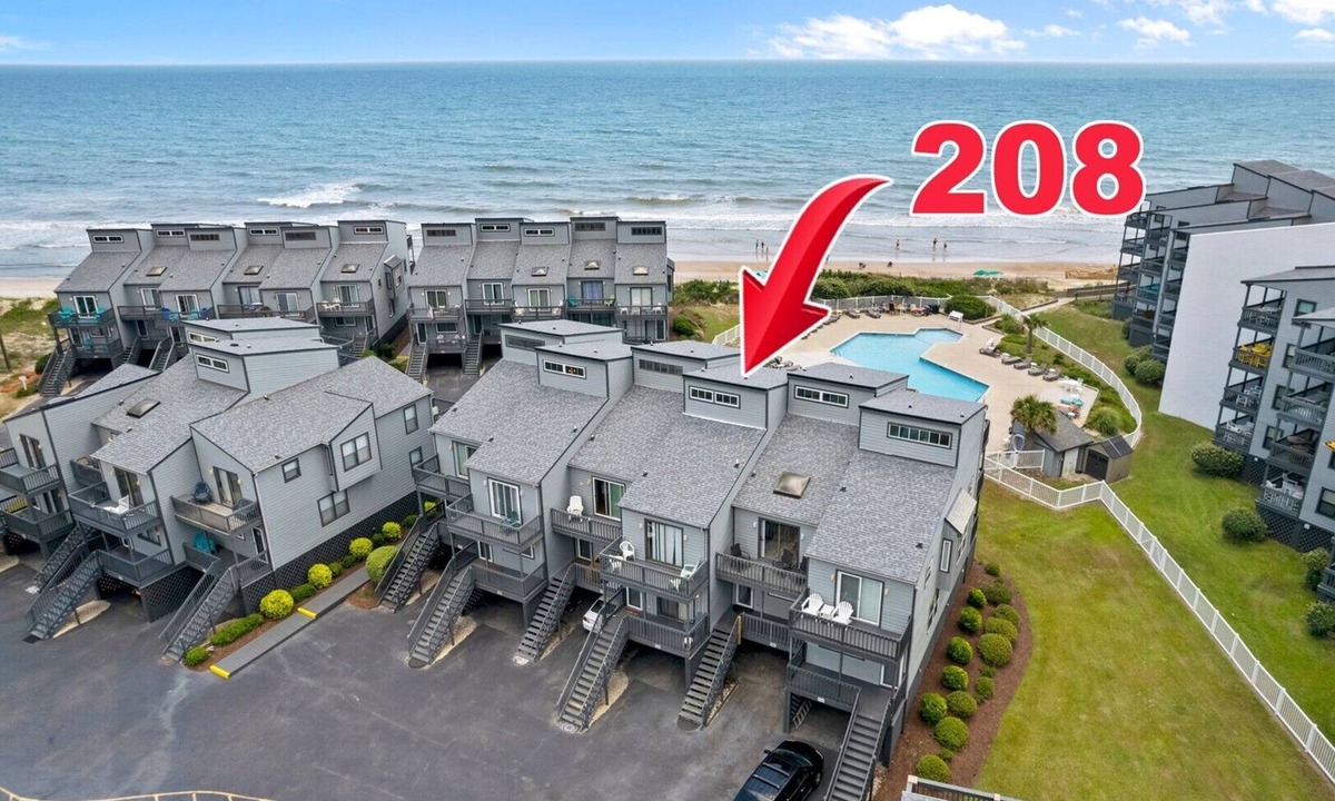 Sneads Ferry House | 3BR Ocean View Townhome in North Topsail Beach with Community Pool