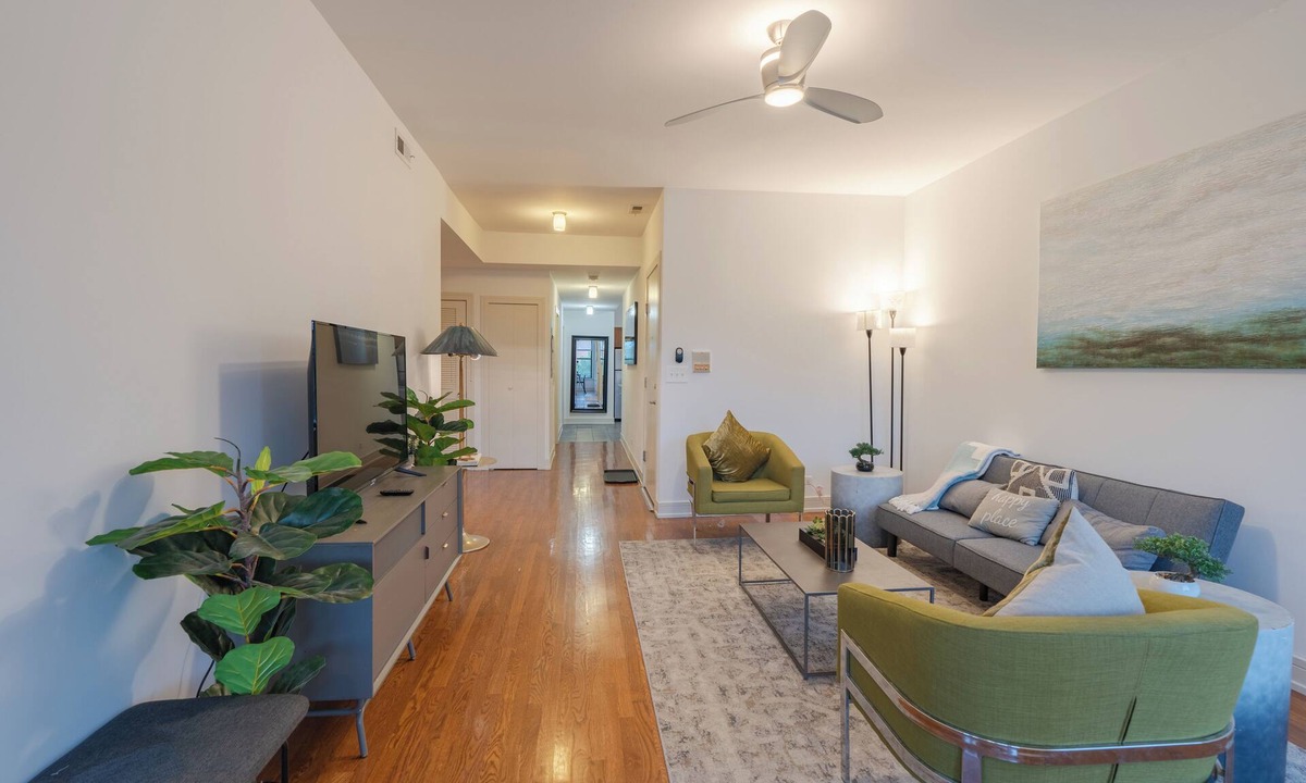 Hyde Park Apartment | 3BR Prime Hyde Park Location Near University of Chicago and Dining