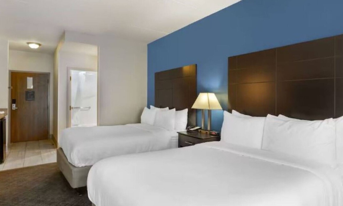Mundelein Hotel | 4 Affordable Units | Free Breakfast | 4.8 miles to Barefoot Bay Aquatic Center