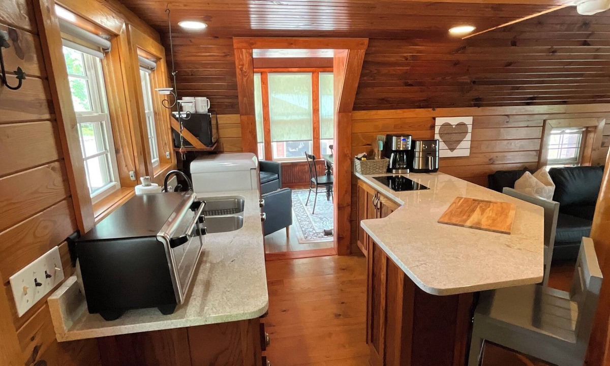 Byrdstown Cabin | 4 bed cabin in delightful Byrdstown with fitness room, WiFi, AC Boat/trl parking