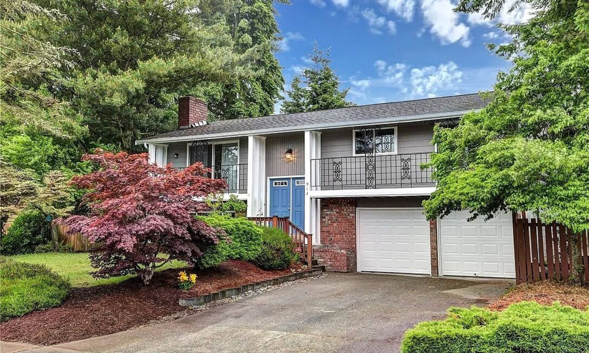Everett House | 4 Beds and 3 Baths in Northern Seattle