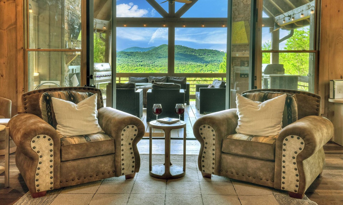 Mineral Bluff Cabin | 4 BR w Views, Private trails, hot tub, 3 king beds, EV Charger