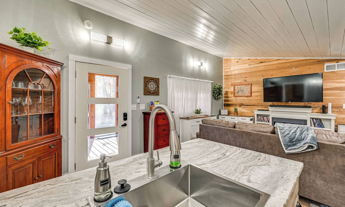 Brownsville Cottage | 4 Mi to Mammoth Cave: Hand-built Cabin on 70 Acres