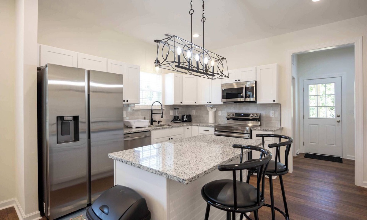 Burlington House | 4 Min to Downtown | Car Rental Avail. | En-Suite